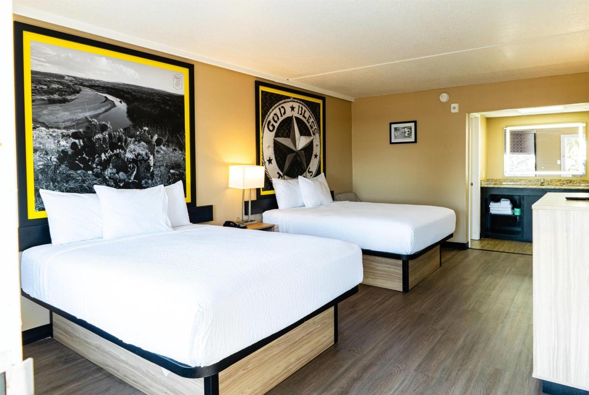 Super 8 By Wyndham Corpus Christi Airport Hotel Exterior photo